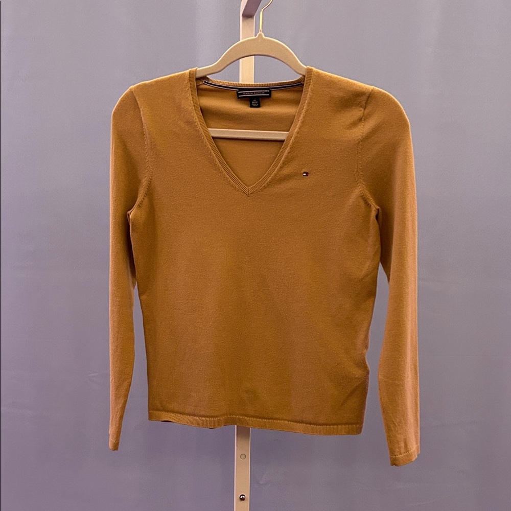 Tommy Hilfiger Women's Camel Long Sleeve V-Neck Top